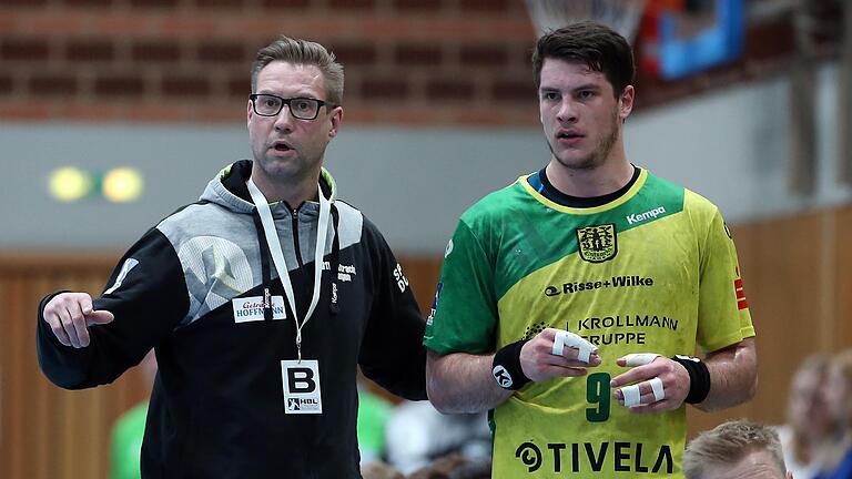 Will doch nicht zu den Wölfen wechseln: Kreisläufer Tilman Pröhl (rechts) vom Drittligisten VfL Eintracht Hagen (hier mit Trainer Niels Pfannenschmidt) möchte seinen Zweijahresvertrag beim Handball-Zweitligisten Rimpar vor Dienstantritt wieder aufheben. Will doch nicht zu den Wölfen wechseln: Kreisläufer Tilman Pröhl (rechts) vom Drittligisten VfL Eintracht Hagen (hier mit Trainer Niels Pfannenschmidt) möchte seinen Zweijahresvertrag beim Handball-Zweitligisten Rimpar vor Dienstantritt wieder aufheben. 