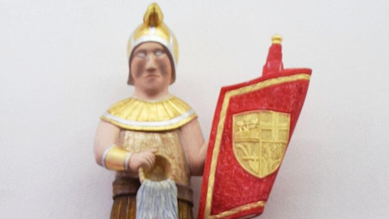 Eine prächtige Holzfigur des Heiligen Florian hat Adolf Friedrich aus Lülsfeld geschnitzt und wird zukünftig das Gebäude der FFW Lülsfeld schmücken. Eine prächtige Holzfigur des Heiligen Florian hat Adolf Friedrich aus Lülsfeld geschnitzt und wird zukünftig das Gebäude der FFW Lülsfeld schmücken. 