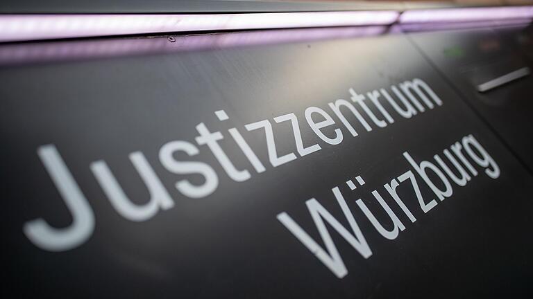 Ein 60-jähriger Würzburger Unternehmer muss sich ab Freitag gemeinsam mit seinen beiden Söhnen wegen bewaffneten bandenmäßigen Handeltreibens mit Betäubungsmitteln vor dem Landgericht verantworten. Ein 60-jähriger Würzburger Unternehmer muss sich ab Freitag gemeinsam mit seinen beiden Söhnen wegen bewaffneten bandenmäßigen Handeltreibens mit Betäubungsmitteln vor dem Landgericht verantworten.