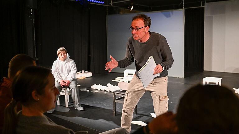 'Denk' dabei an etwas Trauriges!' Theaterleiter Stefan Merk gibt Tipps, wie sich die Schauspielerinnen und Schauspieler in die richtige Stimmung versetzen können.
