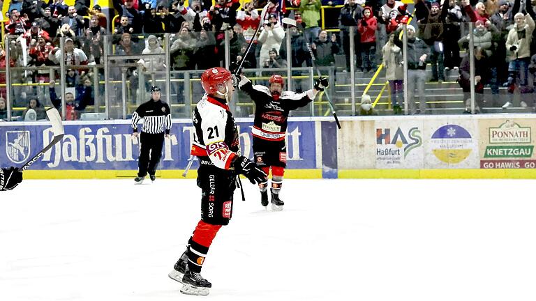 Der Torschütze freut sich, die Mitspieler ebenso und natürlich die Fans: Jan Trübenekr (vorne) erzielte mit dem zwischenzeitlichen 3:1 gegen den ESC Dorfen seinen 300. Treffer für die Haßfurt Hawks. Damit knackte der Tscheche als dritter ESC-Spieler überhaupt die Marke von 300 Toren.