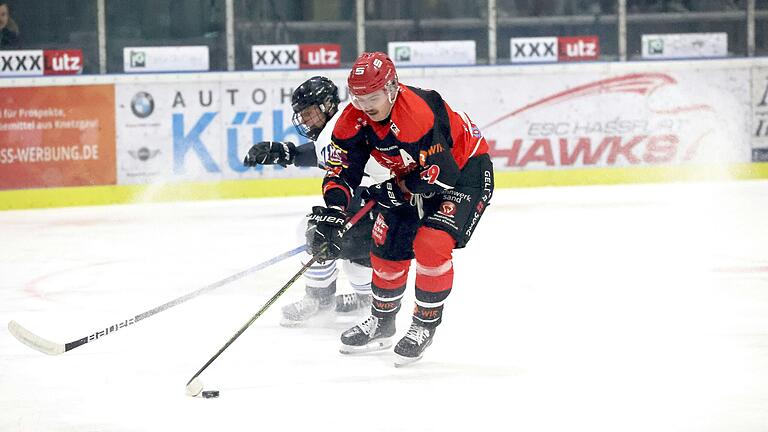 Ein Tor als persönliches Geschenk: Haßfurts Jamie Akers (vorne, Archivbild vom Spiel gegen Straubing) traf sowohl beim 9:1-Erfolg der Haßfurt Hawks in Moosburg als auch an seinem 25. Geburtstag beim 12:1-Kantersieg in Bad Aibling. Ein Tor als persönliches Geschenk: Haßfurts Jamie Akers (vorne, Archivbild vom Spiel gegen Straubing) traf sowohl beim 9:1-Erfolg der Haßfurt Hawks in Moosburg als auch an seinem 25. Geburtstag beim 12:1-Kantersieg in Bad Aibling.