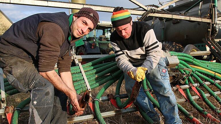 tit-eik-Dünger IMG_1097 - Bodennahes Gülle-Ausbringen schont die Umwelt. Ohne Investitionen geht das aber nicht. Diese beiden Landwirte zeigen einen so genannten Schleppschuh, der die Gülle direkt in den Boden bringt. Dadurch sinken die Emissionen und die Nährstoffe gelangen besser an die Pflanzen. tit-eik-Dünger IMG_1097 - Bodennahes Gülle-Ausbringen schont die Umwelt. Ohne Investitionen geht das aber nicht. Diese beiden Landwirte zeigen einen so genannten Schleppschuh, der die Gülle direkt in den Boden bringt. Dadurch sinken die Emissionen und die Nährstoffe gelangen besser an die Pflanzen.
