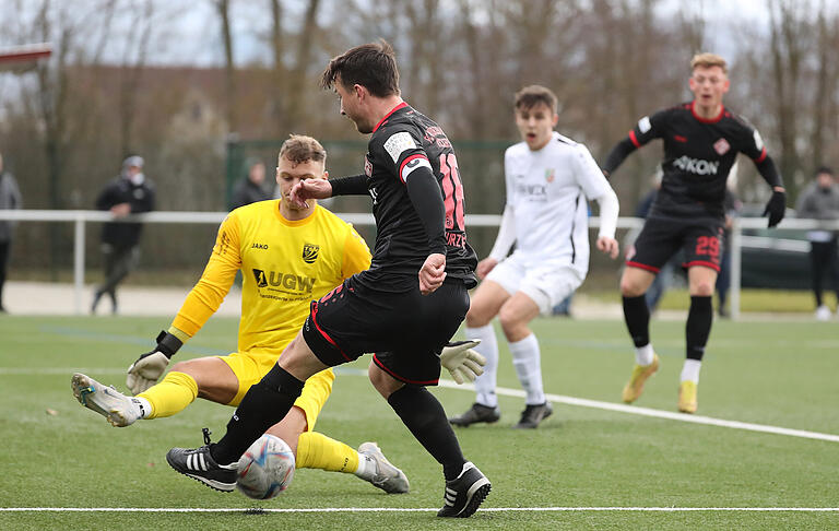 Kickers-Kapitän Peter Kurzweg scheitert in dieser Szene am Abtswinder Keeper Felix Reusch.