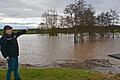 Bürgermeister Josef Demar zeigt das große Regenrückhaltebecken am Ortsrand von Großbardorf. Hier wird das Wasser gesammelt und kann dann über einen Überlauf gezielt abgeleitet werden.