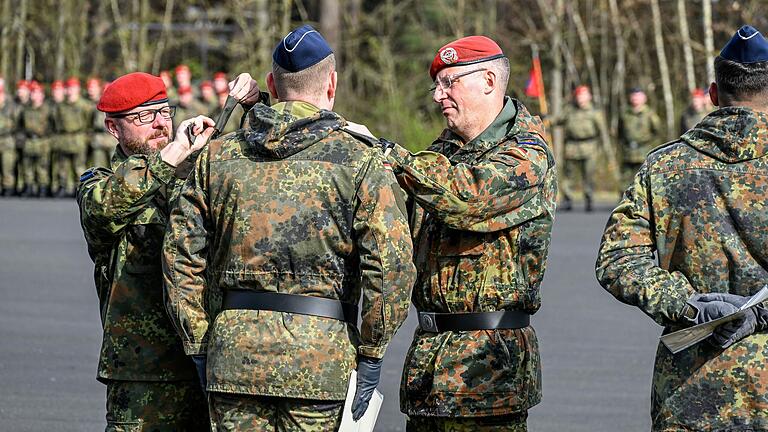 Bei der Kommandoübergabe des Logistikbataillons 467 in der Mainfranken-Kaserne in Volkach wird Jonas Laackman zum Oberleutnant ernannt. Vater Jörg Laackman (links) und Oberstleutnant Holm Schreiter befestigen die neuen Schulterklappen. Bei der Kommandoübergabe des Logistikbataillons 467 in der Mainfranken-Kaserne in Volkach wird Jonas Laackman zum Oberleutnant ernannt. Vater Jörg Laackman (links) und Oberstleutnant Holm Schreiter befestigen die neuen Schulterklappen.