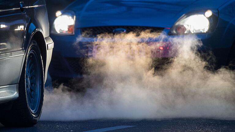 Autoabgase - Viel Streit um heiße Luft: Verbrenner-Abgase von Dieseln und Benzinern sind schlecht für die Umwelt. (Symbolbild) Autoabgase - Viel Streit um heiße Luft: Verbrenner-Abgase von Dieseln und Benzinern sind schlecht für die Umwelt. (Symbolbild)