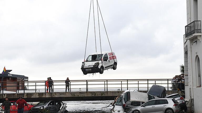 Schwere Regenfälle überfluten das Zentrum von Cadaqués - Die Autos werden in Cadaqués bereits geborgen. Schwere Regenfälle überfluten das Zentrum von Cadaqués - Die Autos werden in Cadaqués bereits geborgen.