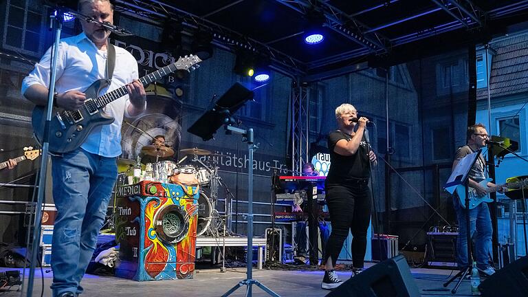 Die Band Medici Twin Tub, hier bei ihrem Auftritt auf dem Gerolzhöfer Weinfest im Juli dieses Jahres, interpretiert Songs aus fünf Jahrzehnten. Die Band Medici Twin Tub, hier bei ihrem Auftritt auf dem Gerolzhöfer Weinfest im Juli dieses Jahres, interpretiert Songs aus fünf Jahrzehnten.