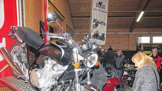 Retro-Stil ist in: So ähnlich sah einst die heute legendäre Kawasaki Z 1000 aus. Im Retro-Zeitalter nehmen die Hersteller diese Optik wieder ins Programm, wie bei dieser Honda. Retro-Stil ist in: So ähnlich sah einst die heute legendäre Kawasaki Z 1000 aus. Im Retro-Zeitalter nehmen die Hersteller diese Optik wieder ins Programm, wie bei dieser Honda.