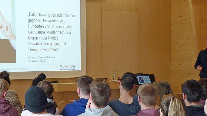 Fake-News und „Lügenpresse“–Vorwürfe: Der stellvertretende Chefredakteur der Main-Post, Ivo Knahn, referierte an der FOS/BOS in Marktheidenfeld zum großen Themenfeld „Medien“. Fake-News und „Lügenpresse“–Vorwürfe: Der stellvertretende Chefredakteur der Main-Post, Ivo Knahn, referierte an der FOS/BOS in Marktheidenfeld zum großen Themenfeld „Medien“.