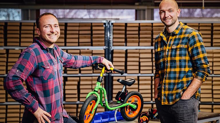 Entwickelten einen ferngesteuerten Bremsassistenten für Kinderlaufräder: Sebastian Lyschick (links) und Julius Müller.