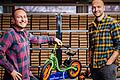 Entwickelten einen ferngesteuerten Bremsassistenten für Kinderlaufräder: Sebastian Lyschick (links) und Julius Müller.