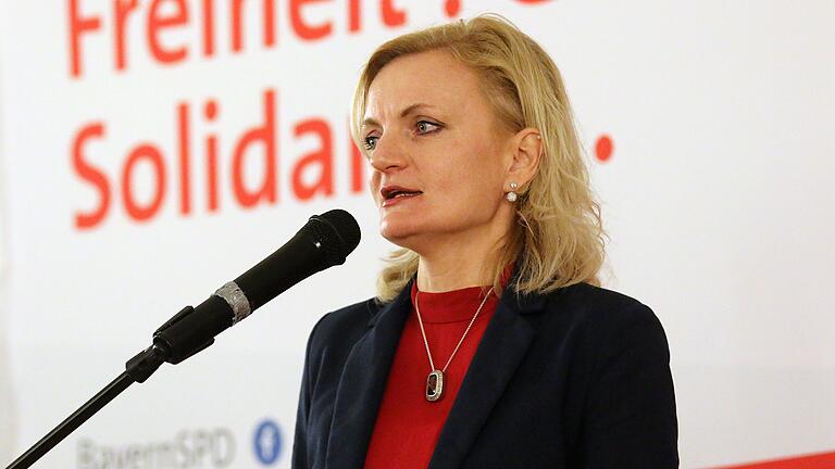 Marietta Eder, Vorsitzende der SPD Schweinfurt-Stadt, geißelte beim politischen Aschermittwoch der SPD aus Stadt und Landkreis Schweinfurt im Naturfreundehaus Schweinfurt die Skandale in der städtischen Verwaltung. Marietta Eder, Vorsitzende der SPD Schweinfurt-Stadt, geißelte beim politischen Aschermittwoch der SPD aus Stadt und Landkreis Schweinfurt im Naturfreundehaus Schweinfurt die Skandale in der städtischen Verwaltung.