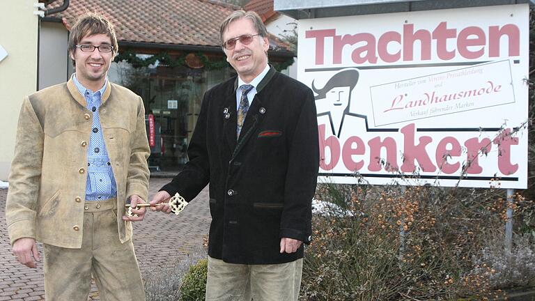 Jochen Benkert (links) übernahm 2009 die Geschäftsleitung von Trachten Benkert von seinem Vater. 2012 kam er unverschuldet bei einem Verkehrsunfall ums Leben. Jochen Benkert (links) übernahm 2009 die Geschäftsleitung von Trachten Benkert von seinem Vater. 2012 kam er unverschuldet bei einem Verkehrsunfall ums Leben.