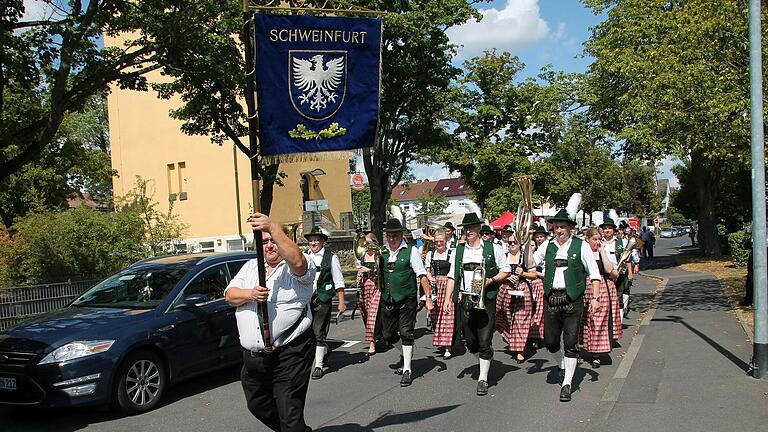 Mit Musik geht es bei der Kirchweih durch den Bergl (Archivaufnahme aus 2019). Mit Musik geht es bei der Kirchweih durch den Bergl (Archivaufnahme aus 2019).