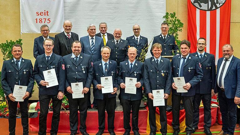 Bei der Staatlichen Ehrung für 25 Jahre aktives Mitglied bei der Freiwilligen Feuerwehr Opferbaum (vorne von links): Michael Stöcklein, Markus Schmitt (Kassier), Daniel Meier, Christian Schraut, Christoph Sauer, Benedikt Endres (erster Kommandant), Marco Sauer, Vorsitzender Daniel Dürr und Landrat Thomas Eberth sowie (hinten von links): Landtagsabgeordneter Volkmar Halbleib (SPD), Altlandrat und Schirmherr Eberhard Nuß, Bürgermeister Konrad Schlier, Bundestagsabgeordneter Paul Lehrieder (CSU), Kreisbrandinspektor Markus Fleder, Kreisbrandmeister Sven Hoveling und Kreisbrandrat Michael Reitzenstein. Bei der Staatlichen Ehrung für 25 Jahre aktives Mitglied bei der Freiwilligen Feuerwehr Opferbaum (vorne von links): Michael Stöcklein, Markus Schmitt (Kassier), Daniel Meier, Christian Schraut, Christoph Sauer, Benedikt Endres (erster Kommandant), Marco Sauer, Vorsitzender Daniel Dürr und Landrat Thomas Eberth sowie (hinten von links): Landtagsabgeordneter Volkmar Halbleib (SPD), Altlandrat und Schirmherr Eberhard Nuß, Bürgermeister Konrad Schlier, Bundestagsabgeordneter Paul Lehrieder (CSU), Kreisbrandinspektor Markus Fleder, Kreisbrandmeister Sven Hoveling und Kreisbrandrat Michael Reitzenstein.