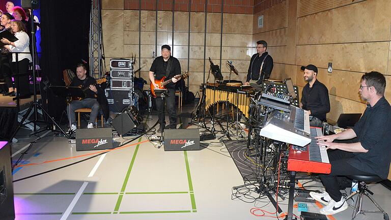 Die Band aus fünf Profimusikern begleitete den Chor: (von links) Simon Ort (Bass), Bernie Geef (Gitarre), Christoph Hoffmann (Percussion, Vibrafon), Andy Horst (Drums) und Achim Gössl (Keyboard).