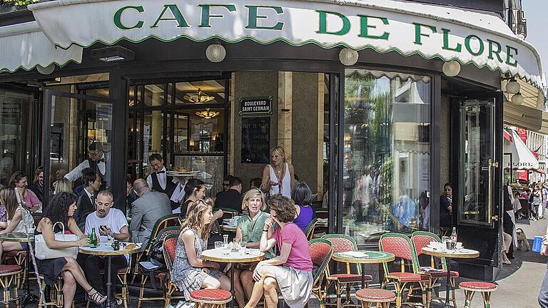 Café de Flore Boulevard St Germain Saint Germain des Prés Paris Frankreich Europa Copyright i       -  Zu den Gästen des berühmten &bdquo;Café de Flore&ldquo; in Paris zählten einst Pablo Picasso und Ernest Hemingway.