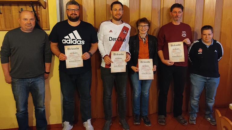 Für ihre Vereinstreue ehrte der FCN-Fanclub einige seiner Mitglieder. Stehend von links: Vorsitzender Markus Schwingler, Dominik Stambor, Jochen Bansemir, Christa-Maria Paul, Andreas Hahnsch und stellvertretende Vorsitzende Christine Dennerlein.