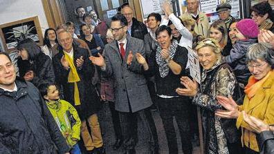 Bejubelter Wahlsieger: Dr. Mario Paul kam gegen 19 Uhr mit seiner Familie ins Rathaus und wurde von seinen Anhängern mit frenetischem Applaus begrüßt.