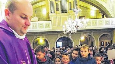 Große Bescherung: Der Pfarrer von Vinkovci verteilt in der Kirche die süßen Weihnachtpäckchen aus Deutschland an die Kinder. Große Bescherung: Der Pfarrer von Vinkovci verteilt in der Kirche die süßen Weihnachtpäckchen aus Deutschland an die Kinder.