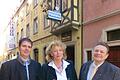 Maulaffenbäck       -  Neue Wirte: Andreas Kern und seine Frau Petra Brand-Kern mit ihrer 'rechten Hand' Thomas Beck vor dem Maulaffenbäck. Das Schild 'Weinhaus Brand' hängt schon unter dem Affen.