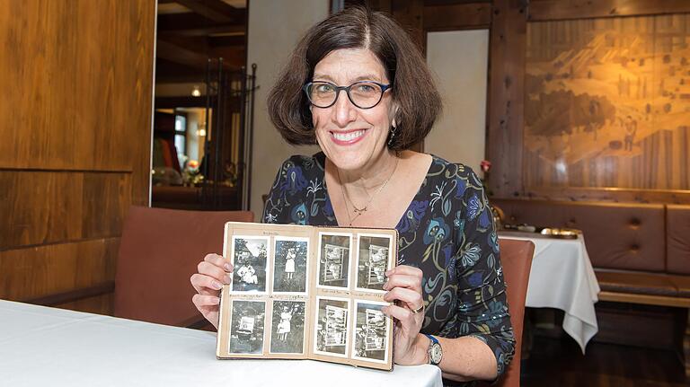 Andra Marx mit dem Babybuch ihres Vaters, in dem Fotos von seinem ersten Lebensjahr eingeklebt sind. Andra Marx mit dem Babybuch ihres Vaters, in dem Fotos von seinem ersten Lebensjahr eingeklebt sind.