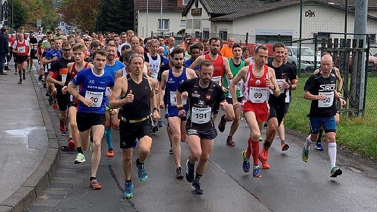 190 Starter machten sich beim 27. Kreuzberglauf vom Sportheim der DJK Schönau auf den Weg zum Kreuzberg.