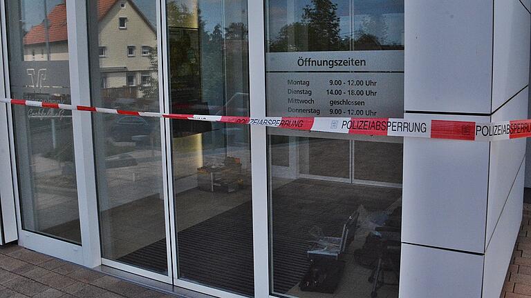 Mit einem Flatterband ist die Raiffeisenbank in Oberessfeld zur Zeit abgesperrt. Sie wurde am Freitagmorgen überfallen. Im Innern befinden sich Utensilien der Kriminalpolizei Schweinfurt. Mit einem Flatterband ist die Raiffeisenbank in Oberessfeld zur Zeit abgesperrt. Sie wurde am Freitagmorgen überfallen. Im Innern befinden sich Utensilien der Kriminalpolizei Schweinfurt.