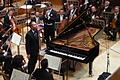 Beifall für den Solisten: Tomas Netopil applaudiert Leif Ove Andsnes. Foto: Gerhild Ahnert       -  Beifall für den Solisten: Tomas Netopil applaudiert Leif Ove Andsnes. Foto: Gerhild Ahnert