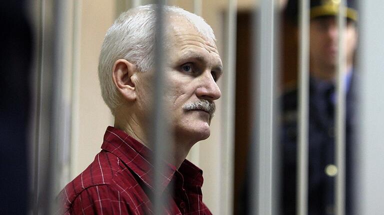 Der weißrussische Menschenrechtsaktivist Ales Bjaljazki war 2011 in Minsk zu viereinhalb Jahren Haft verurteilt worden. Die Schweinfurter ai-Gruppe übernahm seinen Fall 2012, zwei Jahre später wurde er freigelassen. Das Bild entstand 2011. Der weißrussische Menschenrechtsaktivist Ales Bjaljazki war 2011 in Minsk zu viereinhalb Jahren Haft verurteilt worden. Die Schweinfurter ai-Gruppe übernahm seinen Fall 2012, zwei Jahre später wurde er freigelassen. Das Bild entstand 2011.