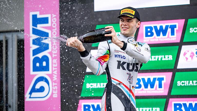 Beim ersten DTM-Rennen des Wochenendes am Red Bull Ring in Österreich wurde Laurin Heinrich Zweiter und durfte bei der Siegerehrung feiern. Beim ersten DTM-Rennen des Wochenendes am Red Bull Ring in Österreich wurde Laurin Heinrich Zweiter und durfte bei der Siegerehrung feiern.