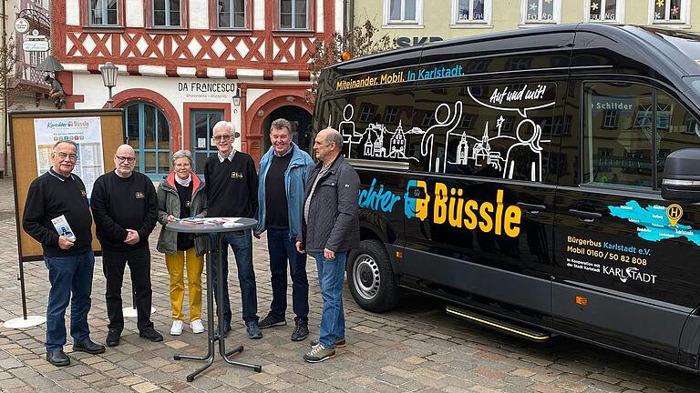 Bus und Fahrplan präsentierten die Verantwortliche des Vereins auf dem Marktplatz in Karlstadt (von links): Dr. Rolf Buhr, Oliver Stüttgen, Eva-Maria Eisele, Werner Hilpert, Harald Schneider und Walter Appel.