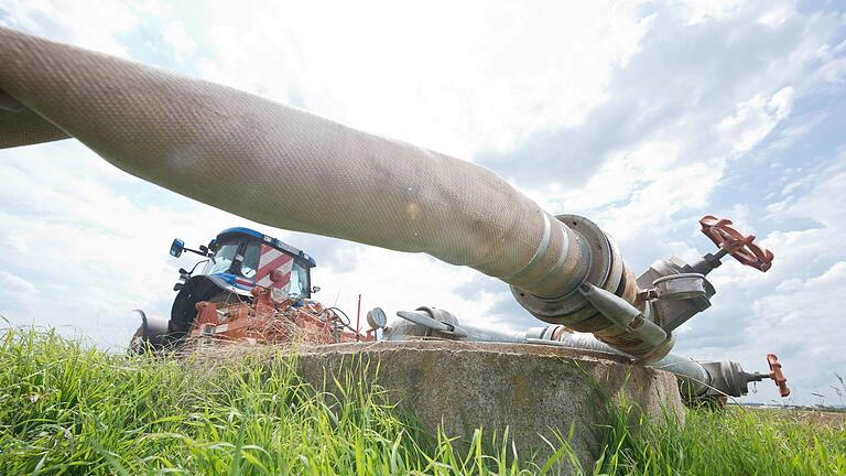 Aus diesem Brunnen bei Oberpleichfeld wird Grundwasser zur Bewässerung von Feldern gepumpt.