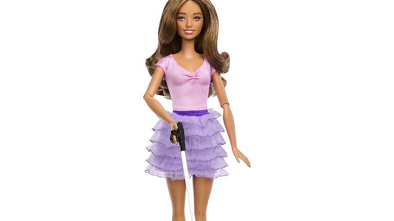 Erste blinde Barbie-Puppe       -  Die neue Barbie-Puppe hat einen Stock und trägt eine Sonnenbrille.