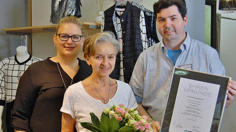 Inhaber Heiko Grom und Ehefrau Tanja (links) gratulieren Ingeborg Spaniol (60) zum 45-jährigen Arbeitsjubiläum. Foto: Sigismund von Dobschütz       -  Inhaber Heiko Grom und Ehefrau Tanja (links) gratulieren Ingeborg Spaniol (60) zum 45-jährigen Arbeitsjubiläum. Foto: Sigismund von Dobschütz