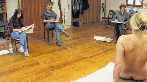 Bei einem Workshop mit Gerhard Nerowski  lernen die Teilnehmer Aktzeichnen nach Modell.
