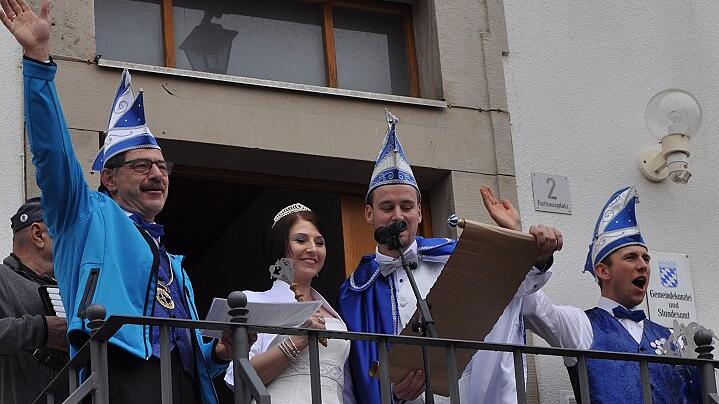 „Ermetzia Helau“ hieß es in Ermershausen mit (von links) Präsident Michael Albert, Prinzessin Jasmin I., Prinz Dominik I. und Zeremonienmeister Christian Hofmann beim Faschingsauftakt am Rathaus. „Ermetzia Helau“ hieß es in Ermershausen mit (von links) Präsident Michael Albert, Prinzessin Jasmin I., Prinz Dominik I. und Zeremonienmeister Christian Hofmann beim Faschingsauftakt am Rathaus.