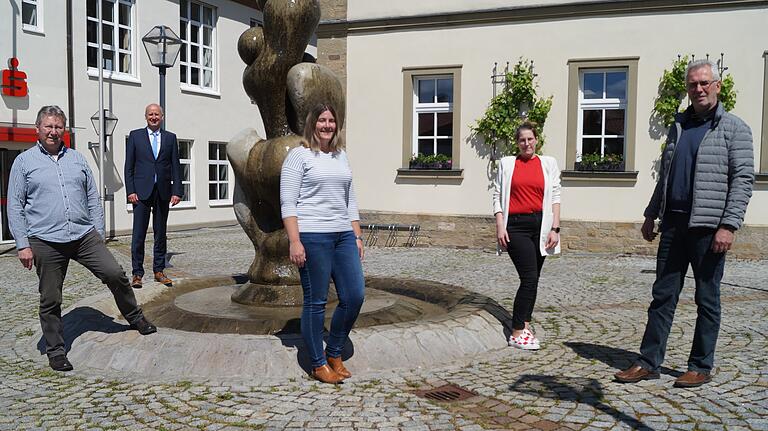 Sie gehören zu denen, die die Gemeinde Knetzgau am Laufen halten (von links): Seniorenbeauftragter Robert Beetz, Bürgermeister Stefan Paulus, Carolin Kempf, Leiterin der Mittagsbetreuung an der Schule, Pflegedienstleiterin Sandra Partosch und Wassermeister Wolfgang Thein. Sie gehören zu denen, die die Gemeinde Knetzgau am Laufen halten (von links): Seniorenbeauftragter Robert Beetz, Bürgermeister Stefan Paulus, Carolin Kempf, Leiterin der Mittagsbetreuung an der Schule, Pflegedienstleiterin Sandra Partosch und Wassermeister Wolfgang Thein.