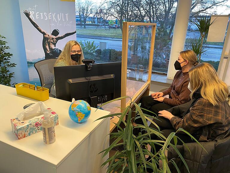 Natalia Häberlein im Reisebüro Reisekult in Schweinfurt berät zwei Kundinnen, die im Sommer verreisen wollen. Natalia Häberlein im Reisebüro Reisekult in Schweinfurt berät zwei Kundinnen, die im Sommer verreisen wollen.