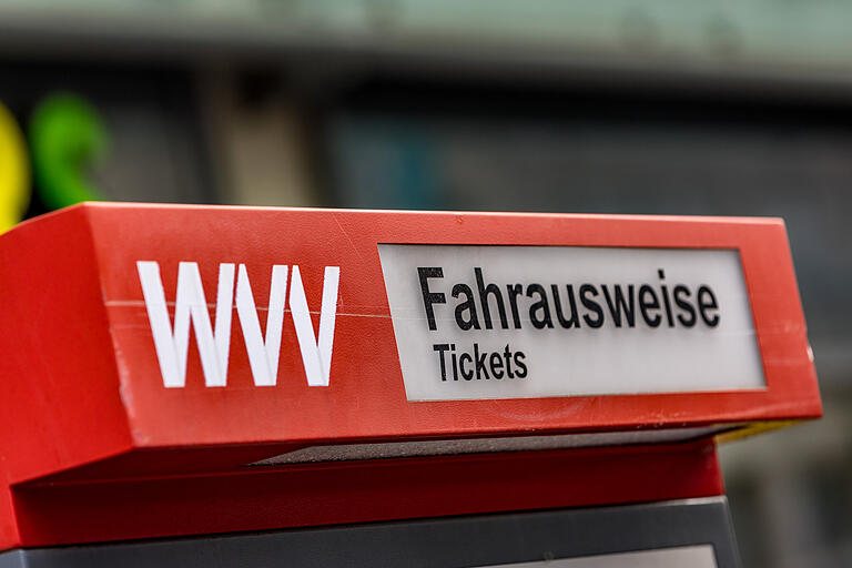 Die meisten Fahrgäste in Stadt und Landkreis Würzburg holten sich das 9-Euro-Ticket am Fahrscheinautomat. Die meisten Fahrgäste in Stadt und Landkreis Würzburg holten sich das 9-Euro-Ticket am Fahrscheinautomat.