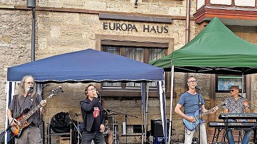 Rocken zum Abschluss der Hamulissimo-Sommerkonzerte am Viehmarkt: de Band „Double U.C“.       -  Rocken zum Abschluss der Hamulissimo-Sommerkonzerte am Viehmarkt: de Band „Double U.C“.