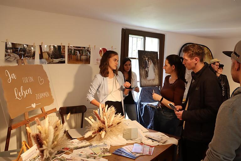 Hochzeitsmesse in der Uhlenmühle nahe der Reichelsburg: Auch die Stadt Aub warb mit Heiraten auf dem Spitalgelände Hochzeitsmesse in der Uhlenmühle nahe der Reichelsburg: Auch die Stadt Aub warb mit Heiraten auf dem Spitalgelände
