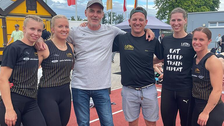 Die erfolgreiche 4-x-100-Meter-Staffel der LG Main-Spessart: (von links) Viviane Heilmann, Maria Heuft, Trainer Bernhard Schäfers und Matthias Heuft, Johanna Büchs und Sina Stein.