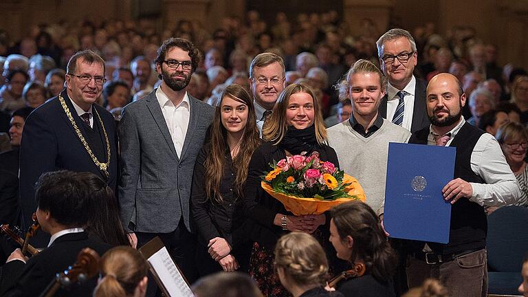 Universitätsbund: Festkonzert mit Verleihung von Auszeichnungen       -  Nachhaltigkeitspreis für das Projekt Campus-Garten, vertreten durch (vorne v. r.) Pascal Bunk, Lukas Göring, Wiebke Degler, Isabel Best und Fabian Onkels. Es freuen sich Uni-Präsident Alfred Forchel (links), Ferdinand Fürst zu Castell-Castell (Mitte) und Unibund-Vorsitzender David Brandstätter.