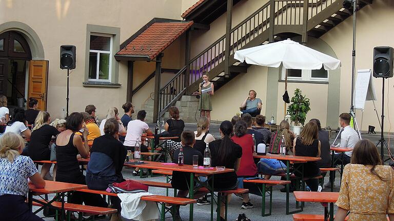 Erstmals unter freiem Abendhimmel. Beim Poetry Slam begeisterte Poetin Leticia Wahl, im Hintergrund Moderator Flemming Witt. Erstmals unter freiem Abendhimmel. Beim Poetry Slam begeisterte Poetin Leticia Wahl, im Hintergrund Moderator Flemming Witt.