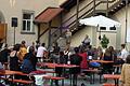Erstmals unter freiem Abendhimmel. Beim Poetry Slam begeisterte Poetin Leticia Wahl, im Hintergrund Moderator Flemming Witt.