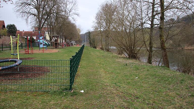 Ist zwischen Spielplatz und Main genügend Platz für einen Radweg?