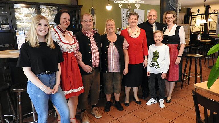 Strecks Brauereiausschank hat in Ostheim in den Räumen der Gastwirtschaft 'Zur Krone' neu eröffnet. Im Bild (von links) Anna Kochinki, Jeannette Heberer, Holger Sterzinger, Tanja Metz, die stellvertretende Bürgermeisterin Karina Werner, Axel Kochinki, Ferdinand Kochinki und Bianca Hofmann. Strecks Brauereiausschank hat in Ostheim in den Räumen der Gastwirtschaft 'Zur Krone' neu eröffnet. Im Bild (von links) Anna Kochinki, Jeannette Heberer, Holger Sterzinger, Tanja Metz, die stellvertretende Bürgermeisterin Karina Werner, Axel Kochinki, Ferdinand Kochinki und Bianca Hofmann.
